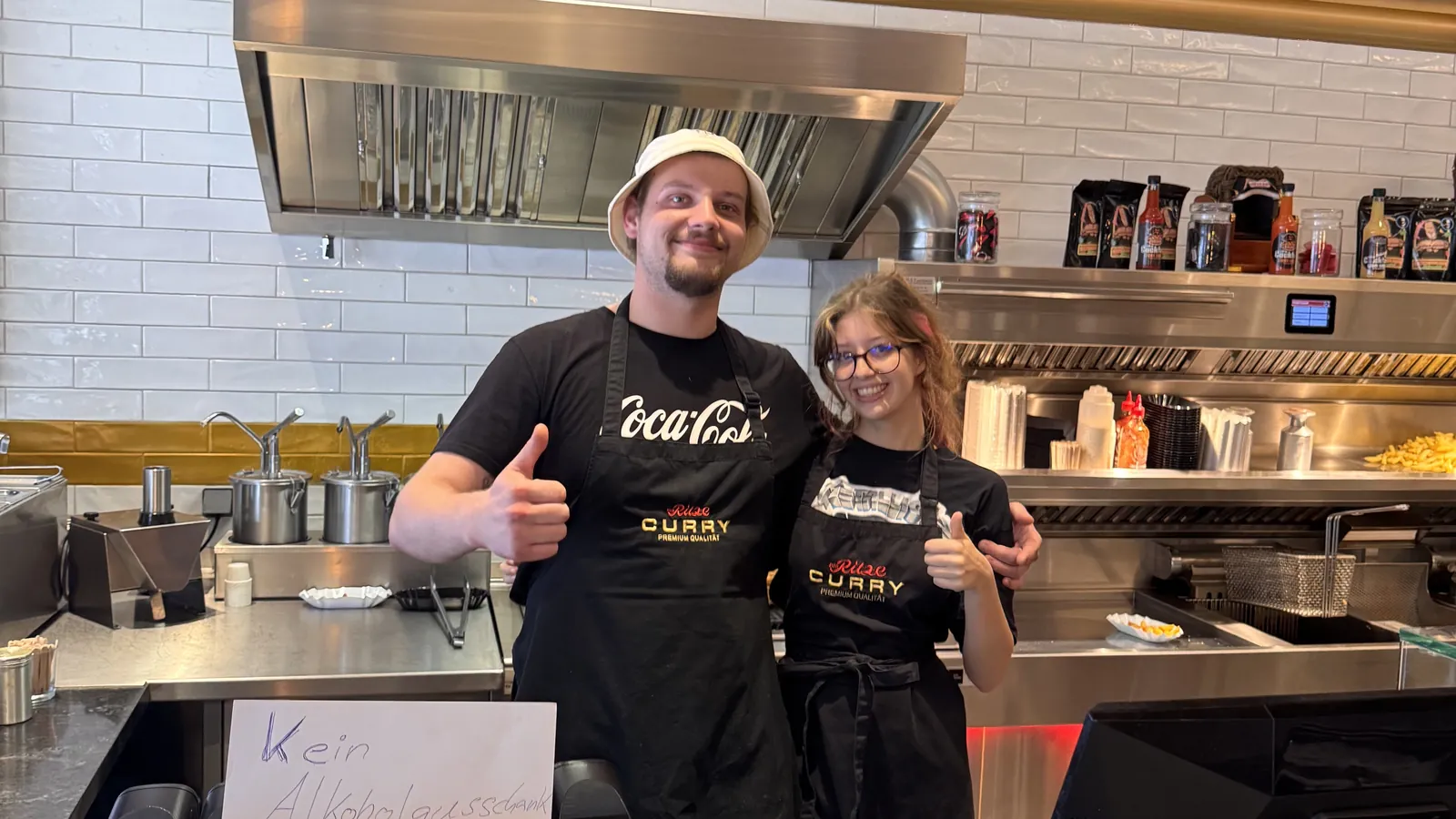 Zwei Mitarbeiter von TopS. im Einsatz bei Zur Ritze Curry
